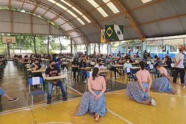 Alunos do projeto cultural da APAE fazem apresentação em escolas de Douradina