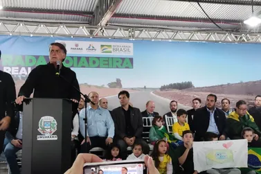 Presidente Jair Bolsonaro discursa para milhares de pessoas em Umuarama