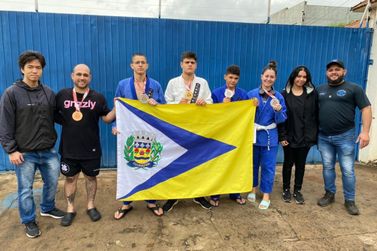 Atletas de Douradina trazem 5 medalhas para a cidade do Campeonato de jiu-jítsu
