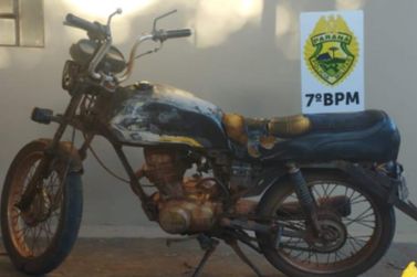 PM flagra motociclista sem capacete com moto irregular, em Tapira