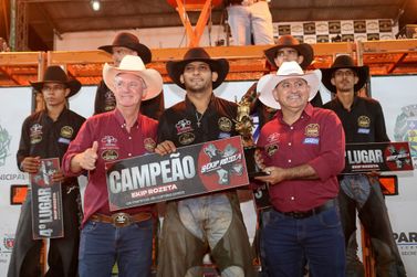 Peão de SP é o grande campeão da montaria em touros na 1ª Expo Douradina