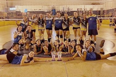 Douradina &eacute; campe&atilde; invicta do Quadrangular de Voleibol Feminino em Icara&iacute;ma