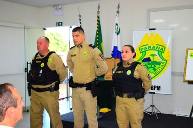 Policiais s&atilde;o homenageados por apreens&atilde;o de drogas em Ivat&eacute;