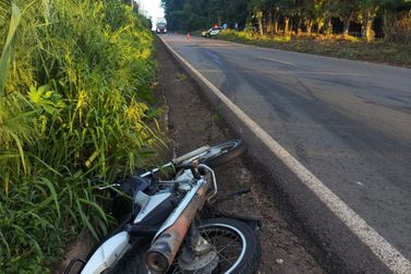 Jovem de 23 anos morre ap&oacute;s colis&atilde;o entre carro e moto na PR-082, em Rondon