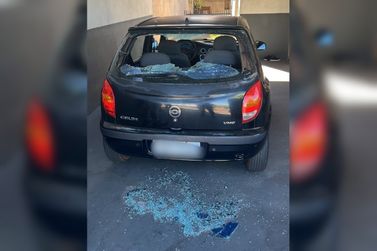 Comerciante encontra carro atingido por disparo de arma de fogo em Icara&iacute;ma