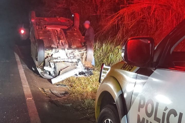 Condutor fica ferido ap&oacute;s Fiat Argo capotar na PR-492 em Rondon
