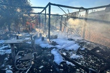 Inc&ecirc;ndio destr&oacute;i casa em Santa Isabel do Iva&iacute;