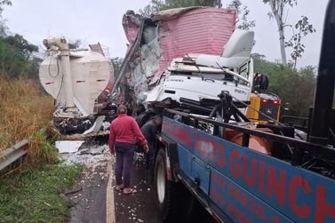 Caminh&atilde;o perde os freios e provoca acidente na PR-485, em P&eacute;rola