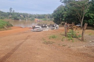 Caminh&atilde;o tomba pr&oacute;ximo &agrave; balsa do Rio Iva&iacute; entre Japur&aacute; e S&atilde;o Carlos do Iva&iacute;