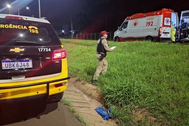 Condutor fica ferido ap&oacute;s perder o controle e cair de motocicleta na PR-323, em Umuarama