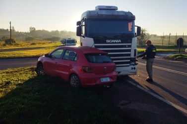 Duas crian&ccedil;as ficam feridas em colis&atilde;o entre carro e caminh&atilde;o na PR-323