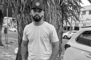 Familiares e amigos se despedem de Alexandro ap&oacute;s cinco dias de buscas no Rio Iva&iacute;