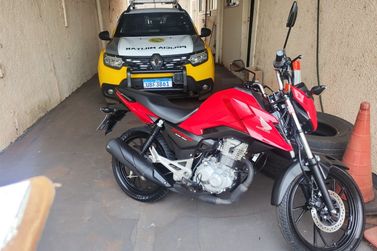 Fiscaliza&ccedil;&atilde;o da PM flagra condutor sem CNH e apreende moto em Cidade Ga&uacute;cha
