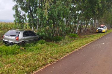 Homem morre ap&oacute;s perder o controle do carro e bater em &aacute;rvore na PR-498