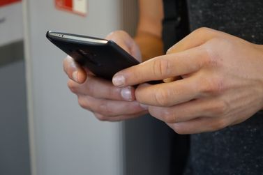 Mulher cai em golpe ap&oacute;s liga&ccedil;&atilde;o de falso funcion&aacute;rio de banco em Ivat&eacute;
