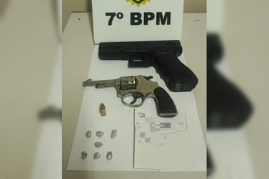 PM apreende arma, drogas e prende dois homens durante abordagem em Cidade Ga&uacute;cha