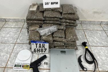 PM recupera objetos furtados e apreende mais de 17 kg de drogas em Ivat&eacute;