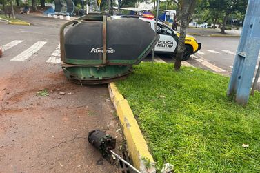 Caminh&atilde;o com m&aacute;quina agr&iacute;cola rompe fia&ccedil;&atilde;o e deixa com&eacute;rcios sem internet em Douradina