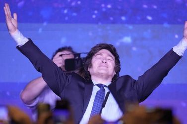 Candidato de direita, Javier Milei vence prévias para presidente da Argentina