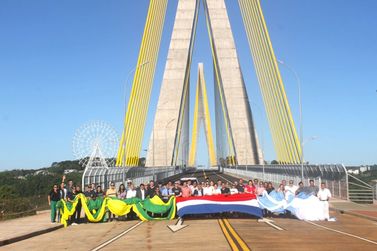 Codetri faz travessia histórica da Ponte da Integração, a 1.ª trinacional