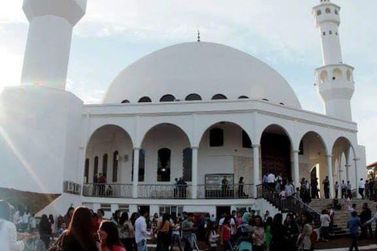 Confraternização na mesquita celebra fim do ramadã na tríplice fronteira