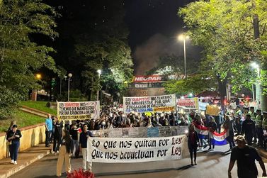Estudantes paraguaios protestam na Ponte da Amizade contra cortes na educação