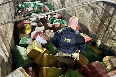 PRF e Polícia Federal apreendem mais de seis toneladas de maconha no oeste