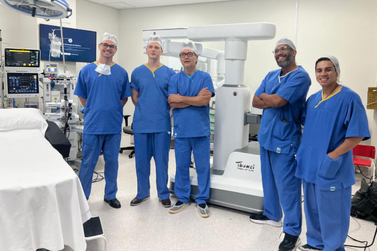 Dr. Nario Takimoto realiza cirurgia rob&oacute;tica pioneira em Foz do Igua&ccedil;u