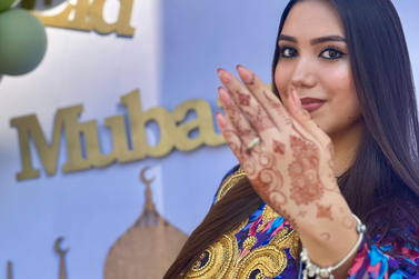 Mesquita oferece experi&ecirc;ncia com arte em henna para visitantes no feriado de 1&ordm; de maio