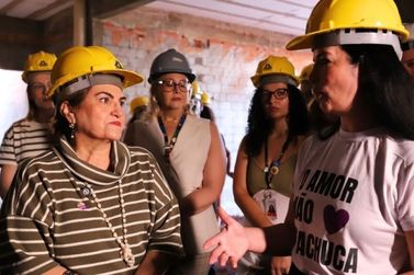 Ministra visita obra da Casa da Mulher e prev&ecirc; entrega para outubro de 2026