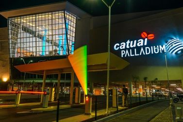 Catua&iacute; Palladium presenteia clientes com petisqueira na campanha de Dia dos Namorados
