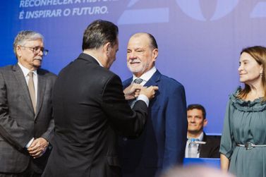 Fiep reconhece trajet&oacute;ria de Renato Camargo com Medalha do M&eacute;rito Industrial