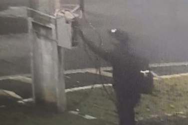 Homem &eacute; preso ap&oacute;s furtar fios de poste na Pra&ccedil;a da Paz durante a madrugada