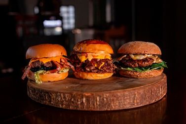 Hotel DoubleTree celebra Dia do Hamb&uacute;rguer com menu especial aberto ao p&uacute;blico