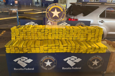 Motorista &eacute; preso com 354 tabletes de maconha ocultos no teto de caminhonete 