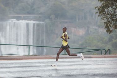 Queniano Alfred Negeno vence Meia Maratona das Cataratas com prova abaixo de 1h07