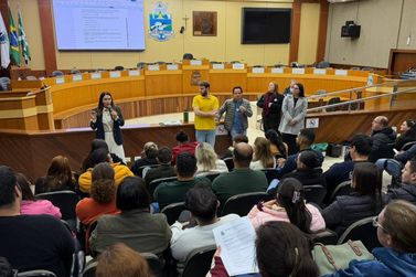 Servidores rejeitam proposta da prefeitura e cobram reuni&atilde;o com Silva e Luna