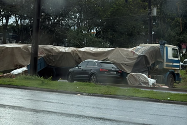 Acidente com caminh&atilde;o causa congestionamento na Avenida Tancredo Neves sentido Itaipu