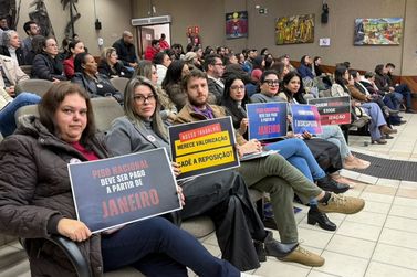 Categoria vai &agrave; C&acirc;mara, critica reajuste parcelado e mant&eacute;m indicativo de greve