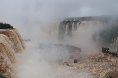 Chuvas elevam vaz&atilde;o das Cataratas quase quatro vezes acima da m&eacute;dia hist&oacute;rica