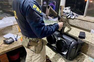 Fuzil &eacute; encontrado dentro de caixa de som em carro por aplicativo na BR-277