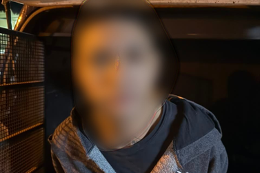 Homem &eacute; detido ap&oacute;s agredir ex-companheira e danificar carro com pedradas 