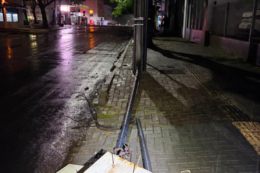 Homem &eacute; surpreendido pela Guarda Municipal enquanto furtava fios no Centro