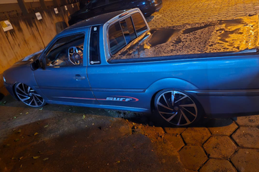 Jovem &eacute; detido ap&oacute;s ser flagrado conduzindo ve&iacute;culo com queixa de furto na Av. Garibaldi