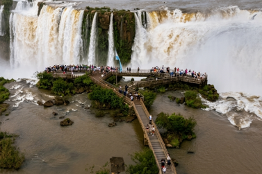 Lado argentino das Cataratas cobra ingresso mais caro e recebe 30% menos turistas 