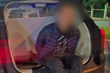 Motorista em zigue-zague tenta fugir da Guarda Municipal, bate carro e acaba preso