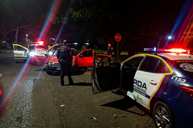Jovem tenta fugir da Guarda Municipal, mas acaba preso com carro lotado de cigarros