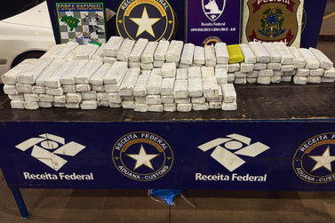 Nervosismo entrega motorista e fiscaliza&ccedil;&atilde;o encontra 148 kg de maconha em fundo falso 
