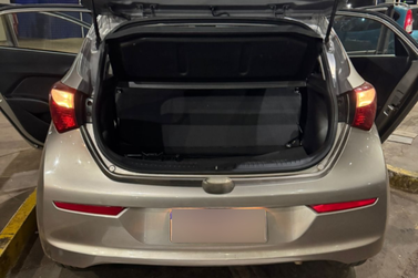 &Oacute;culos inteligentes e rem&eacute;dios para emagrecer s&atilde;o encontrados em painel secreto de carro