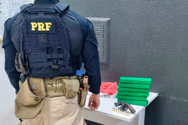 Passageiro &eacute; preso com 14 quilos de maconha e rev&oacute;lver em &ocirc;nibus na BR-277